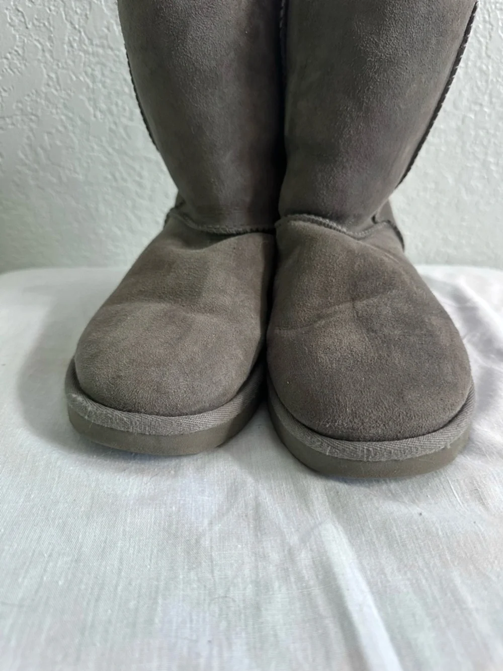 UGG Classic Short‎ Boots Gray Suede Sheepskin Lined Women’s Size 6